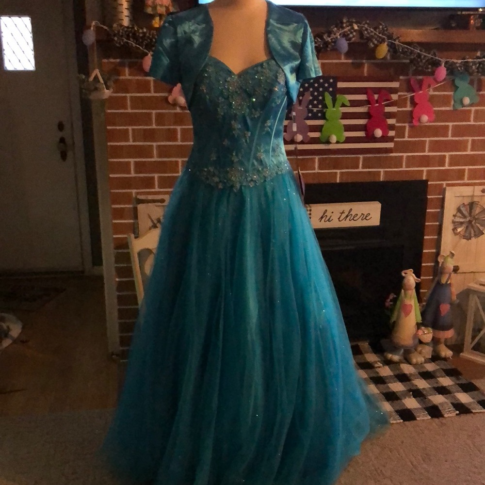 Juliet turquoise prom dress size Large.  NWT
